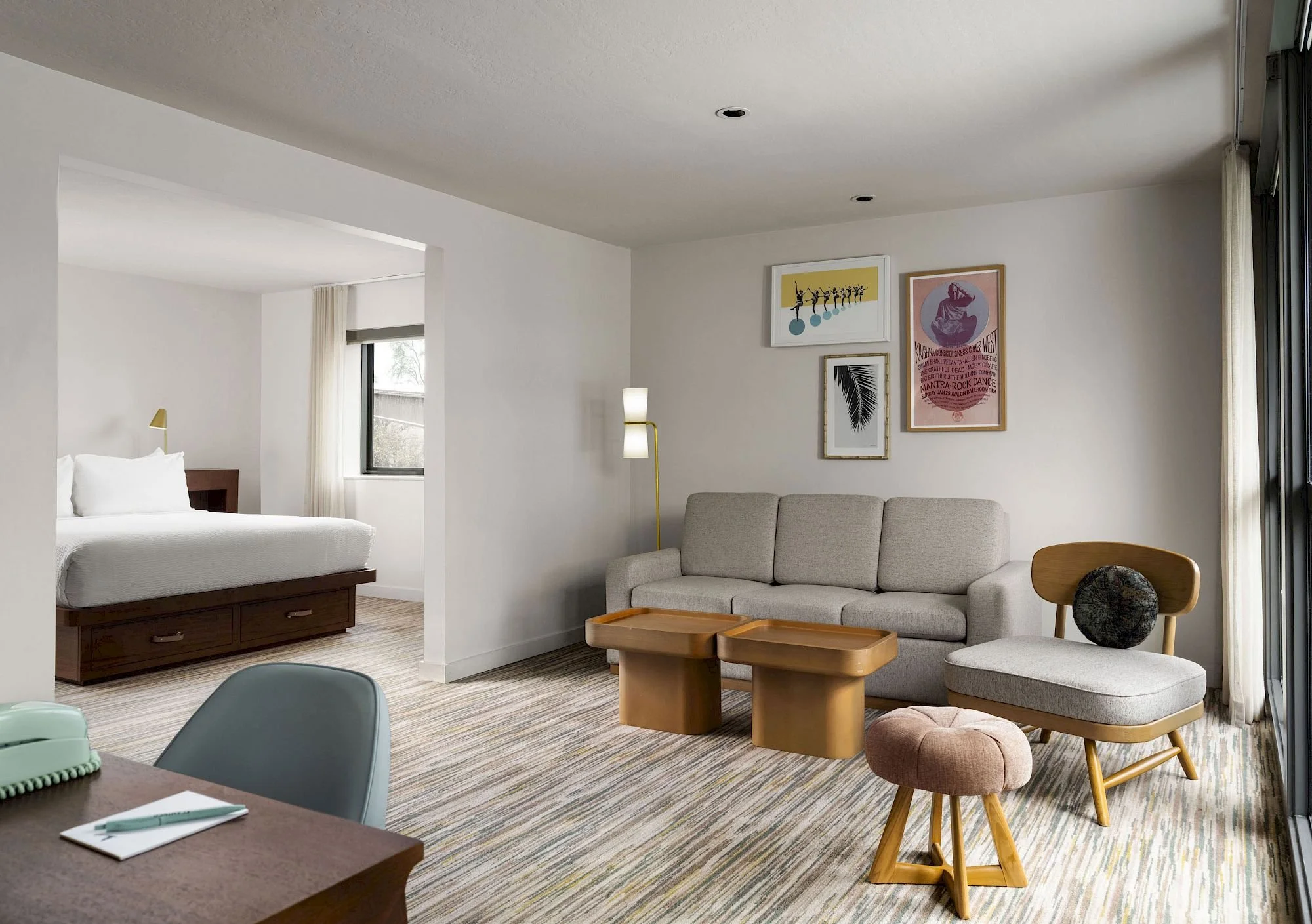 santa-rosa-flamingo-resort---pool-side-patio-suite---living-bedroom-path.2000x0.jpg