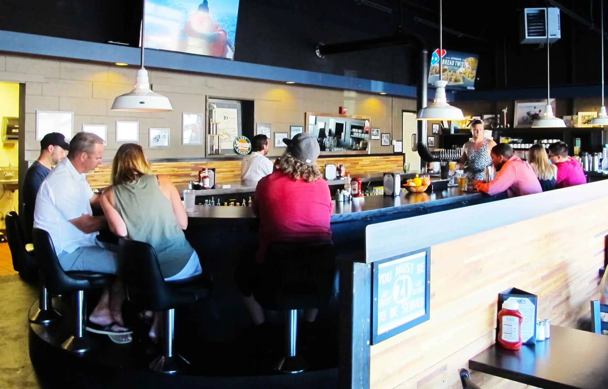 smarty-pants-garage-restaurant-burien_horseshoe-bar.jpg