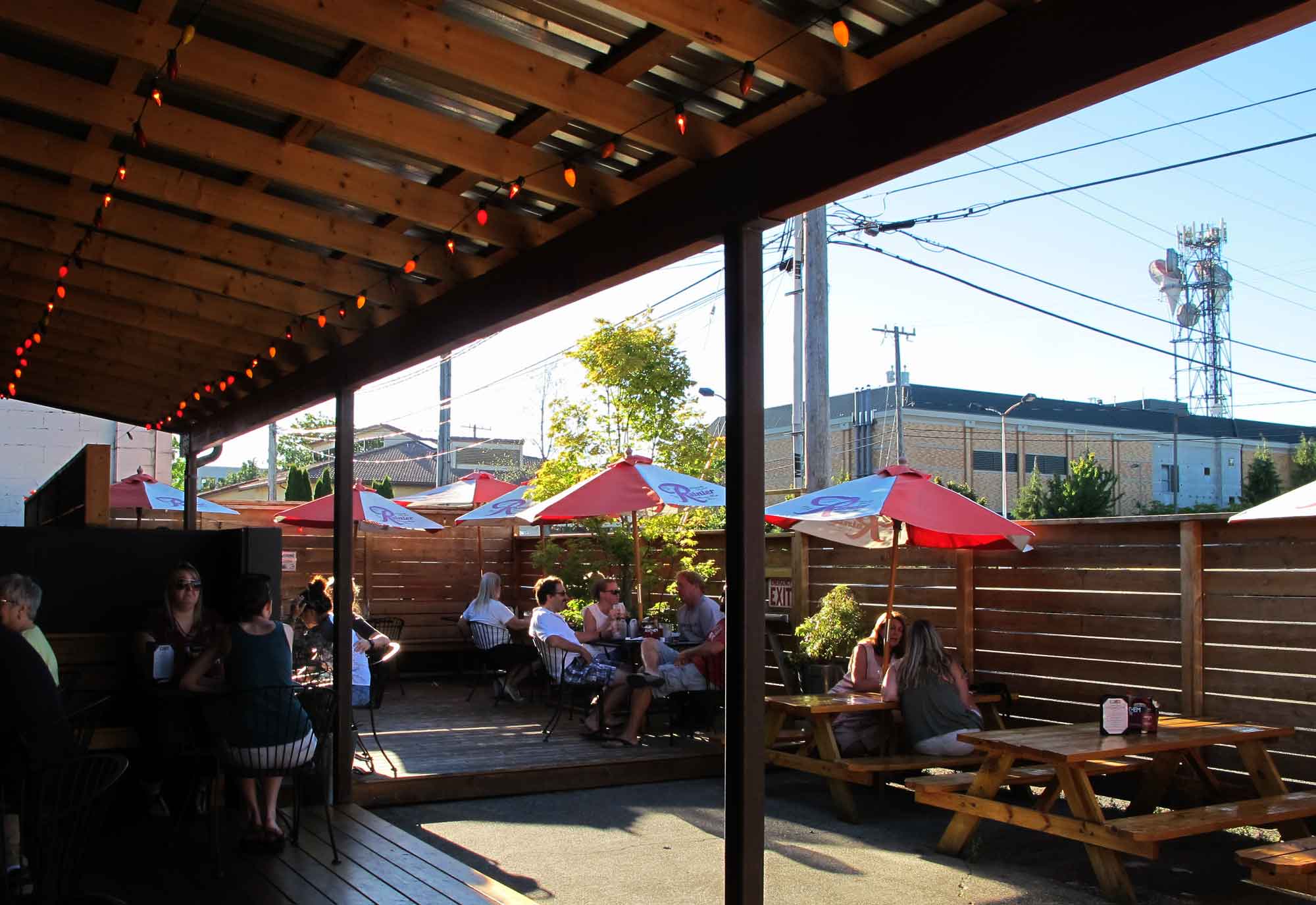 smarty-pants-garage-restaurant-burien_back-patio.jpg