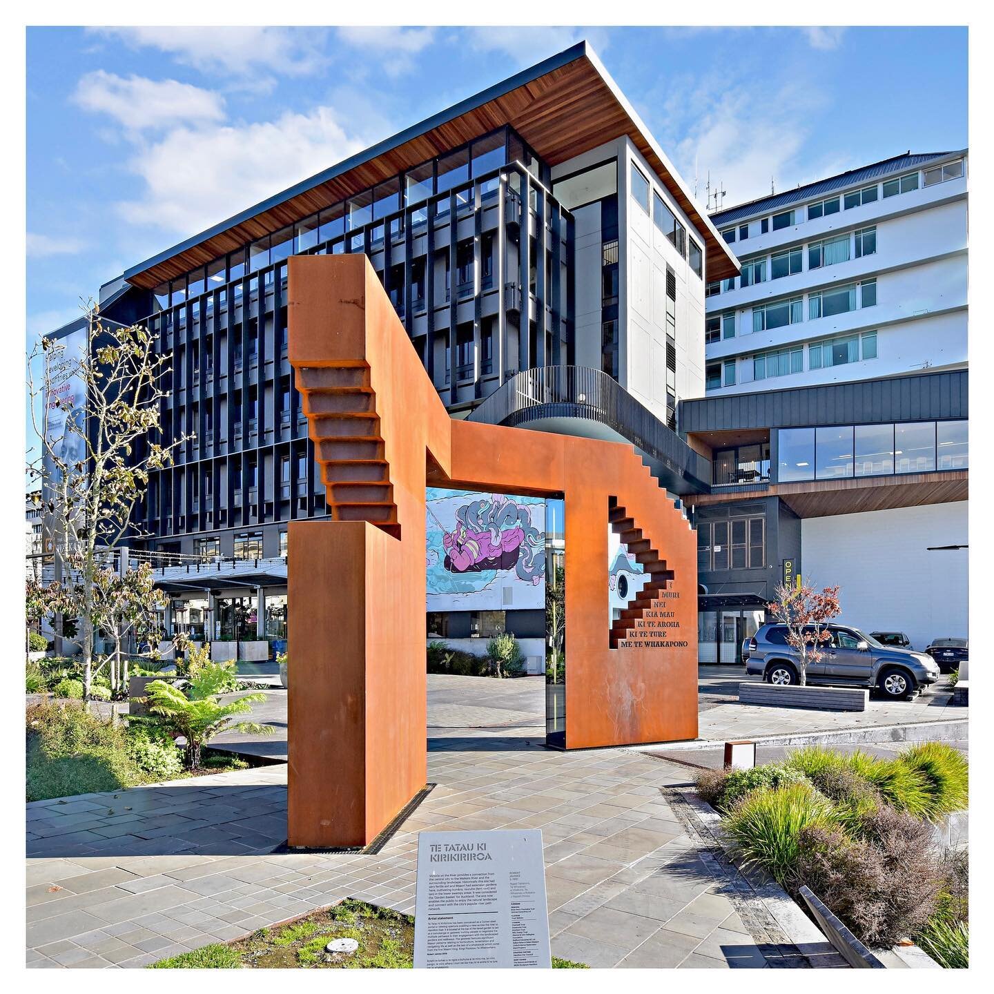 Te Tatau ki Kirikiriroa is located at the top of the tiered garden to act as a tomokanga or gateway inviting people to negotiate the multiple pathways in their engagement with the landscaped gardens and walkways. (Sculpture crafted by @i_a_m_bob) 📸 