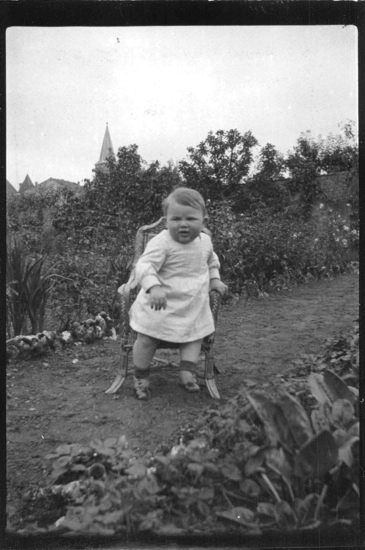 Pierre descendant de son fauteuil de jardin