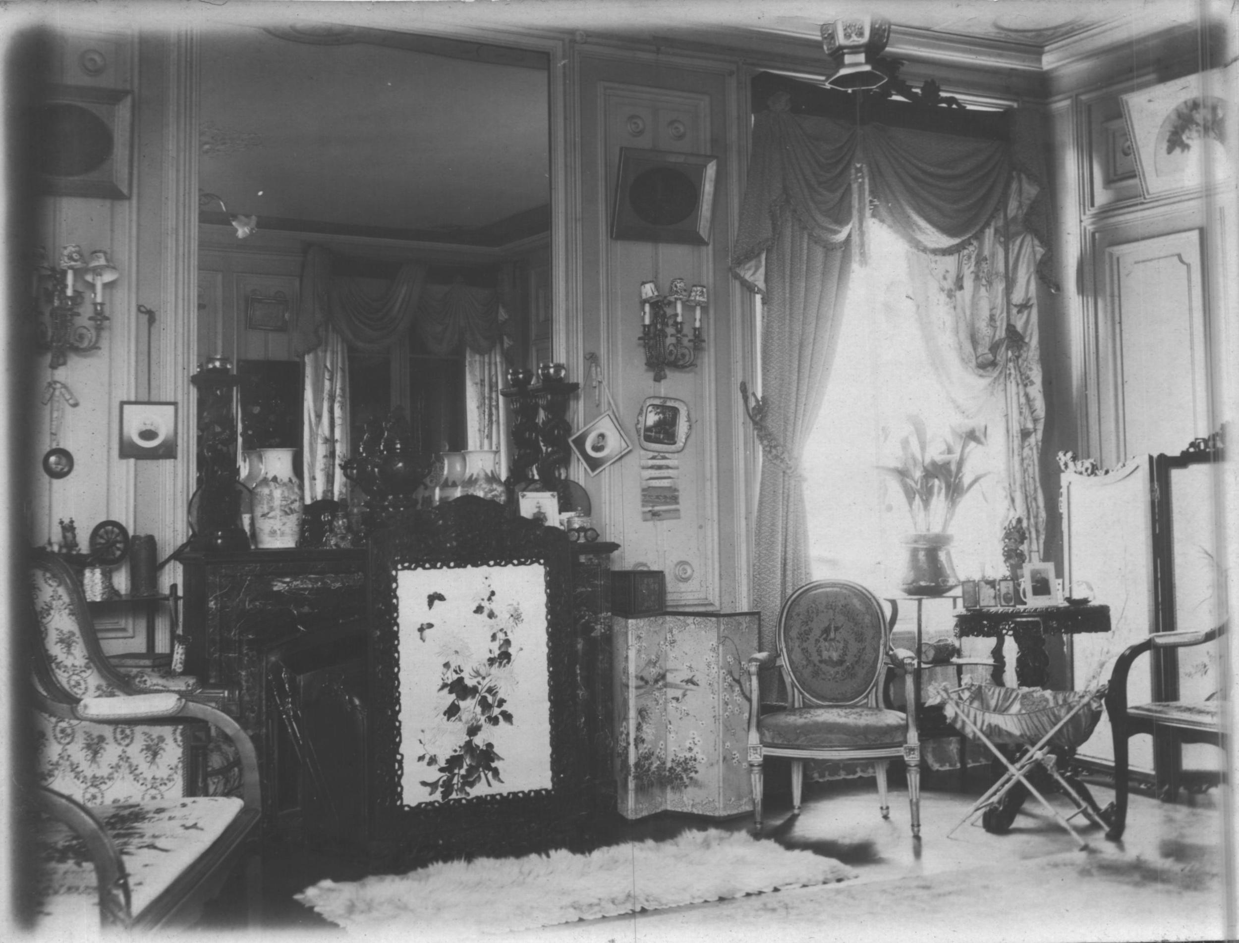 Coin du salon de tante Eugénie, à Lyon, quand son mari commandait une brigade coloniale en 1918