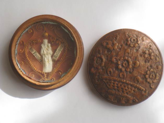 Relique de Saint Pierre Fourrier ans une boîte en bois de Sainte Lucie