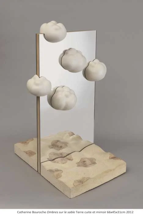 2012_Bouroche_OMBRES_SUR_LE_SABLE_Terre_cuite_et_miroir_66x45x31cm.jpg