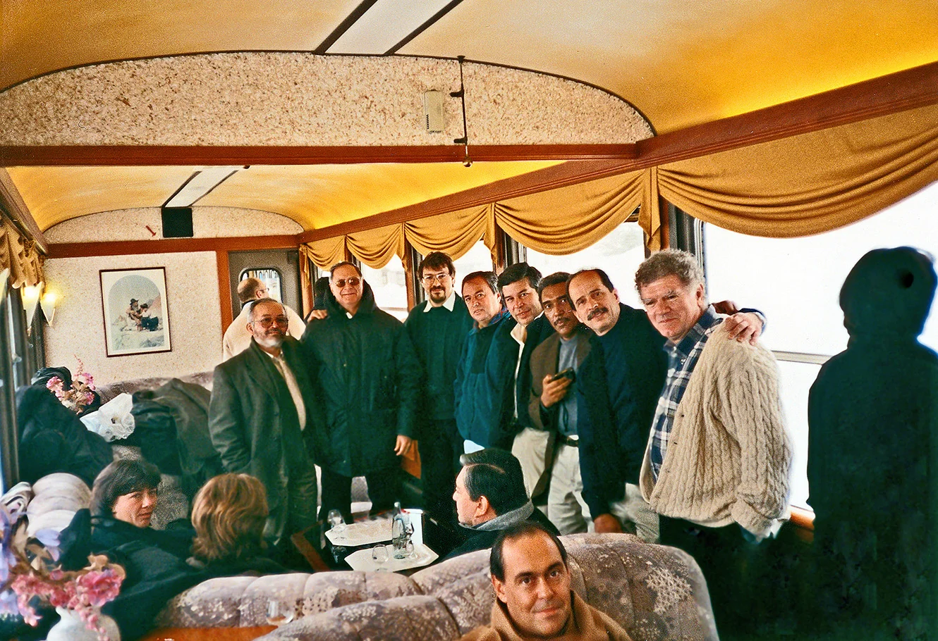 Jean-Pierre Gontard posant avec des guérilleros des FARC et des représentants du gouvernement colombien, lors d’une réunion secrète dans le wagon d’un train de montagne de la ligne Aigle-Sépey Diablerets, un jour glacial de février 2000. Quinze ans après, plusieurs de ces personnes font toujours partie des délégations à La Havane. © DR