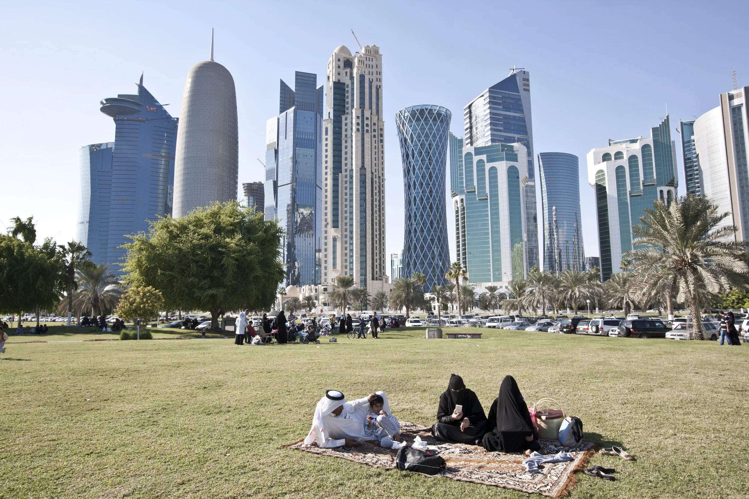 Doha, Qatar. Une famille qatari fait un pique-nique dans le district financier. © Matilde Gattoni / Novembre 2014