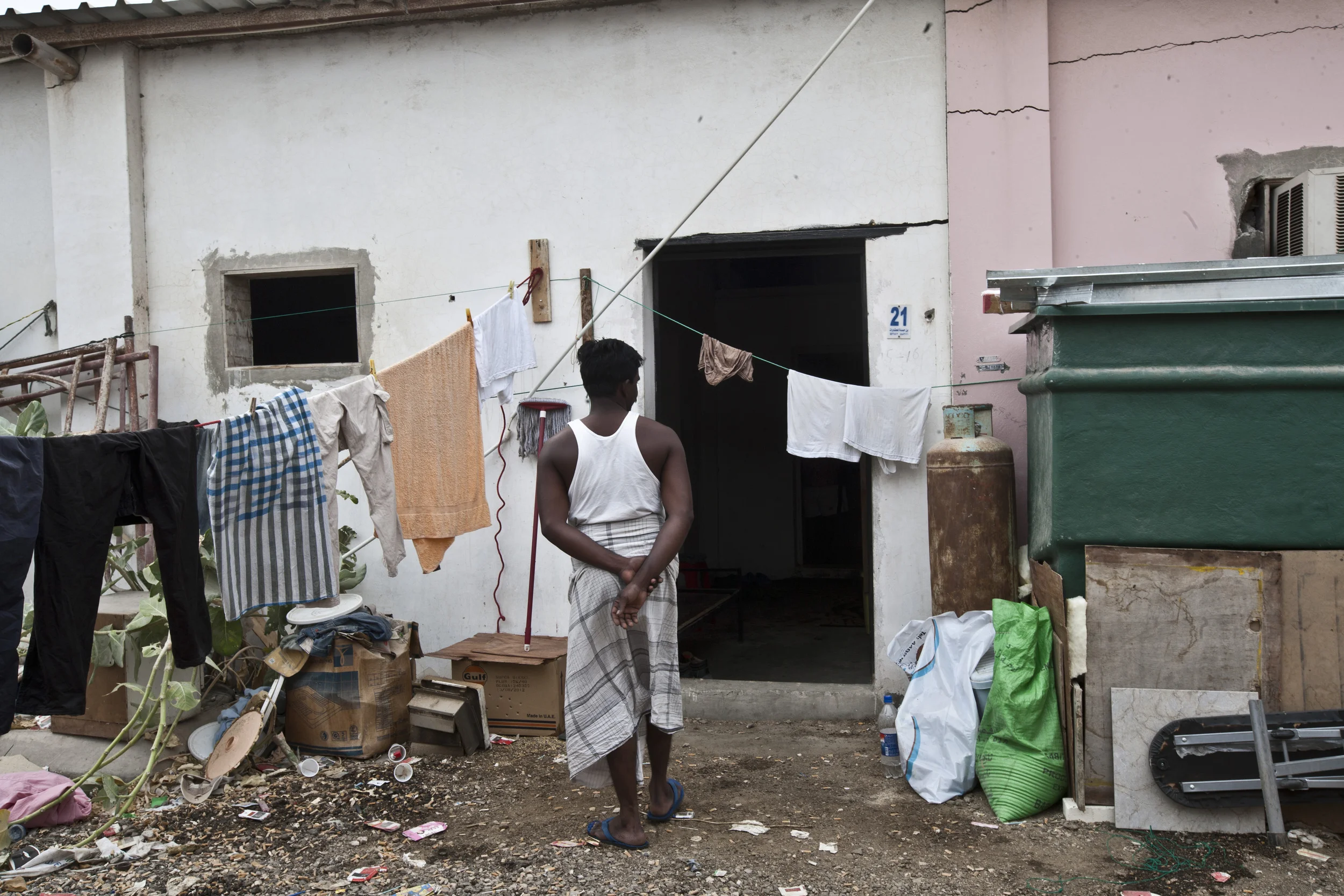 Un travailleur devant son logement dans la zone industrielle de Doha. © Matilde Gattoni / Novembre 2014