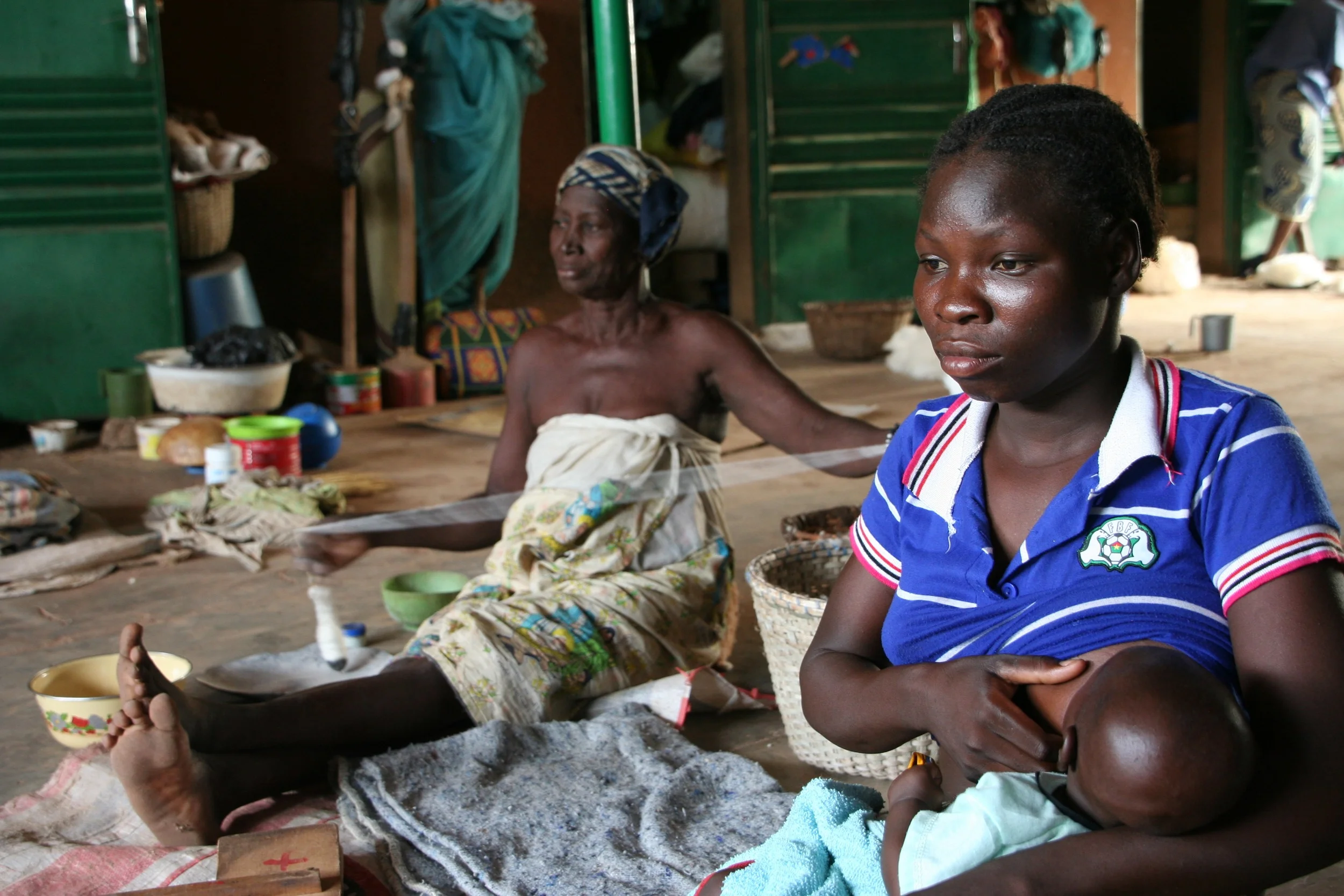 Alima rend visite à sa belle-mère, avec son nouveau-né. © Caroline Lefebvre / 9 juin 2014