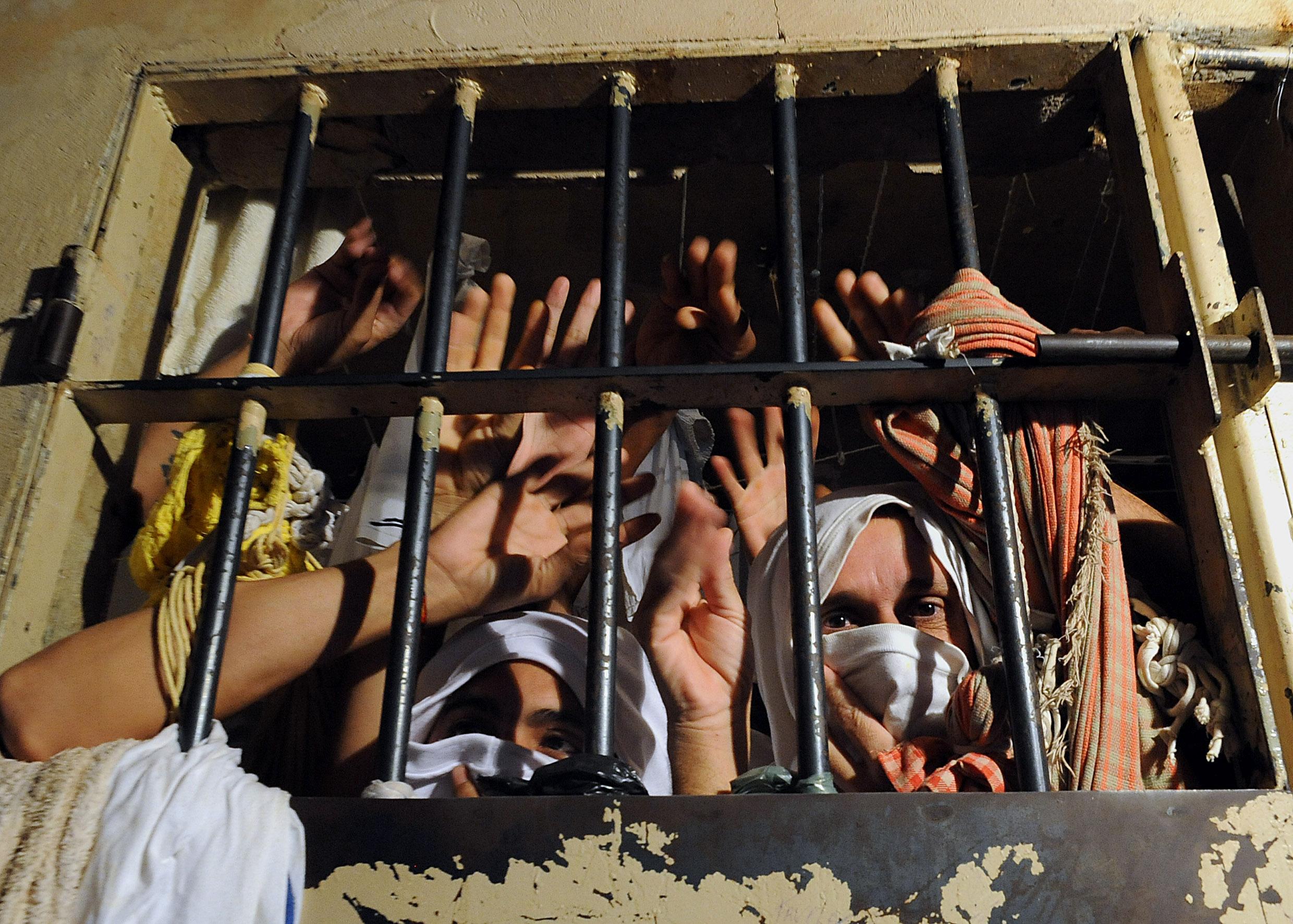 Prisonniers entassés dans une cellule d’une prison de l’état du Parana. Inhumaines, les conditions de détention sont à l’origine de mutineries. © Agence Estado / Archives