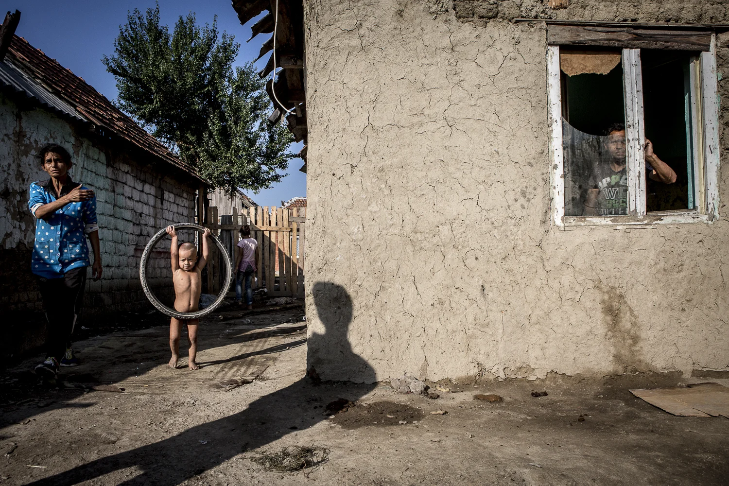 Maison dans le ghetto de Tinca, en attente d'être réparée. Tinca, Roumanie. © Alberto Campi / Juillet 2015