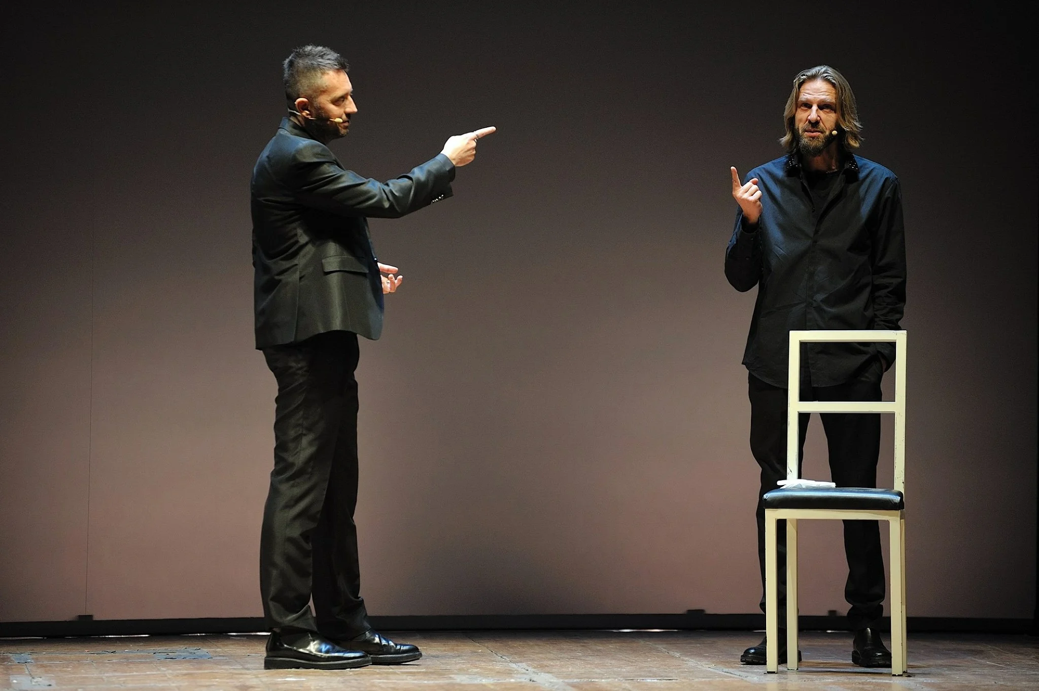 Le journaliste Andrea Scanzi, à gauche, Giulio Casale à droite. © Leonardo Arrisi