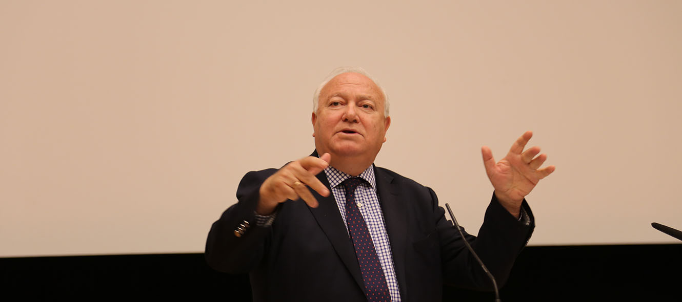 Miguel Moratinos lors de sa conférence à l'Université de Genève. © Charlotte Julie / 18 mai 2016