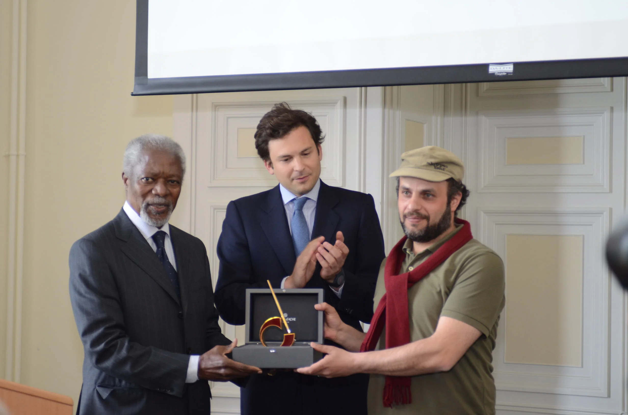 Kofi Annan, Guillaume Barazzone et Hani Abbas. © Fondation Suisse Cartooning for Peace