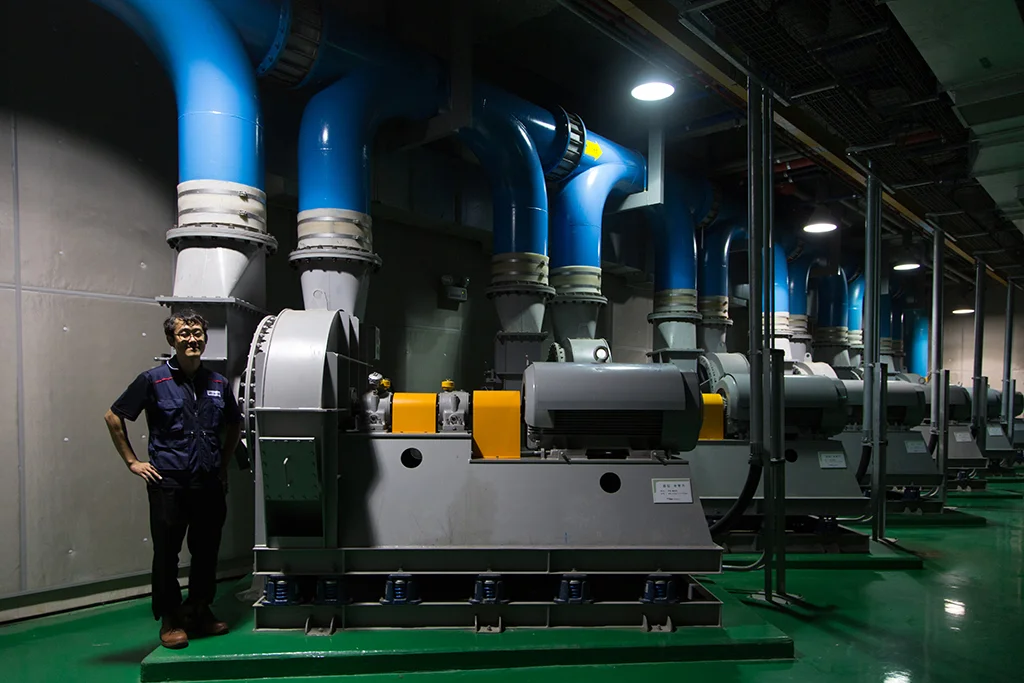 L’«automated waste collection plant», système souterrain de gestion des déchets, permet de réceptionner ces derniers directement depuis les appartements. Les camions-poubelle n’existent pas à Songdo. © Stéphanie Buret / juillet-août 2016