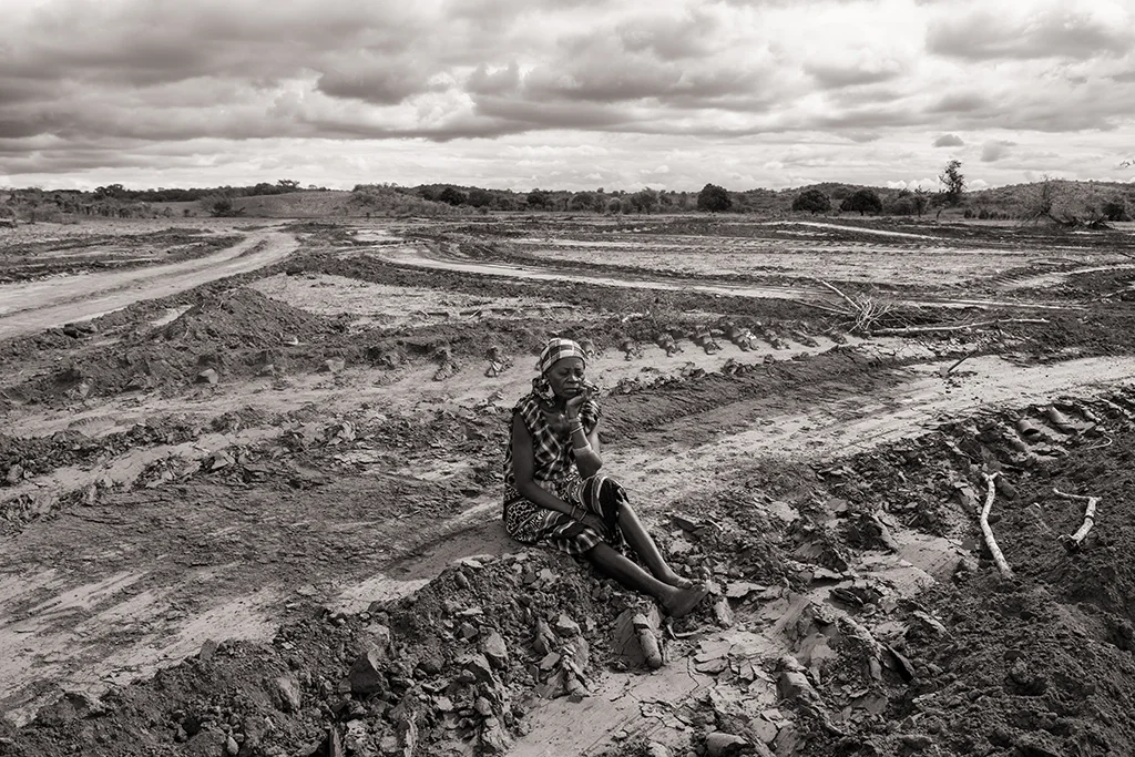 Falencia Ambulense, agricultrice, est assise dans son champ de mangues détruit par les bulldozers de Vale. Son village a été cédé par le gouvernement pour y établir une concession de charbon. © Benjamin Hoffmann / Inediz /Bagamoyo, 20 décembre 2013