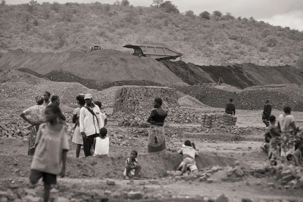 Alors que les mines grandissent jour après jour, les villageois de Bagamoyo tentent de résister en s’opposant aux bulldozers qui exploitent les concessions. la société brésilienne Vale a récemment obtenu l’accord du gouvernement mozambicain pour exploiter les ressources de charbon des environs. © Benjamin Hoffmann / Inediz /Bagamoyo, 18 décembre 2013.