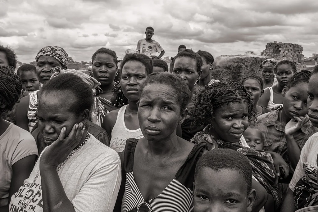 Les habitants du village de Bagamoyo vivent leurs derniers moments à l’écart des mines de charbon. l’entreprise Vale a obtenu une concession pour exploiter le charbon a proximité immédiate du village. Cette implantation menace les champs et les fabriques de briques, seuls revenus des villageois. © Benjamin Hoffmann / Inediz /Bagamoyo, 18 décembre 2013.