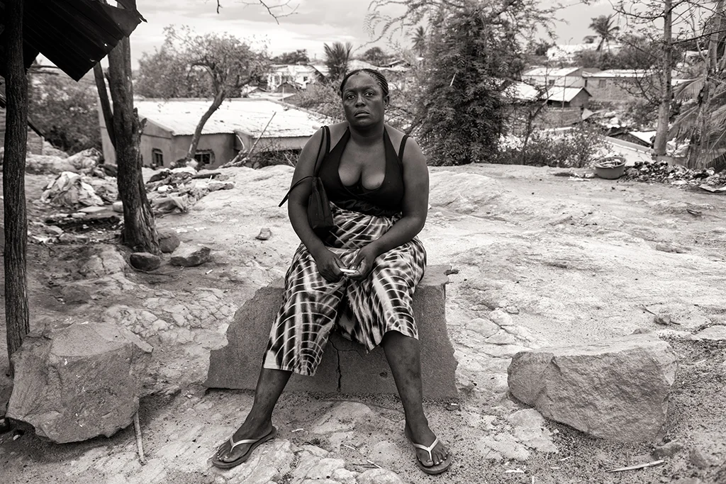 Tendai est Zimbabwéenne. Elles est arrivée dans la région de Tete pour se prostituer et nourrir sa famille resté de l'autre côté de la frontière. L’afflux de nombreux travailleurs attire dans la région des femmes des pays voisins pour le commerce du sexe. Chaque prestation leur rapporte l’équivalent d’un dollar étasunien. © Benjamin Hoffmann / Inediz /Moatize, 19 décembre 2013