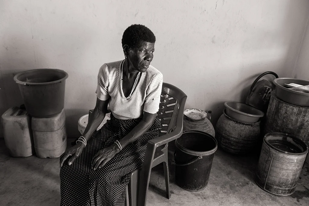 Ramilia Saizi a perdu son mari et est désormais sans ressources. Sans terrain à cultiver, elle compte sur l’assistance de ses voisins pour subsister. © Benjamin Hoffmann / Inediz / Cateme, 19 décembre 2013