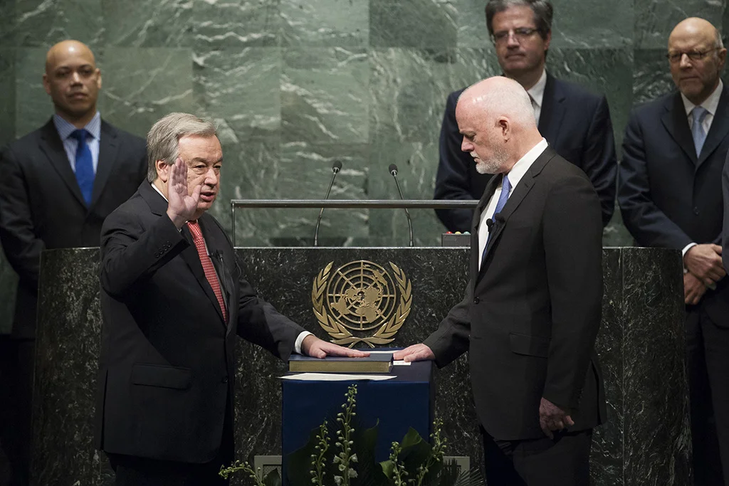 Le nouveau secrétaire général de l’ONU, Antonio Guterres, prête serment à New York. © Courtesy United Nations Photo / 12 décembre 2016