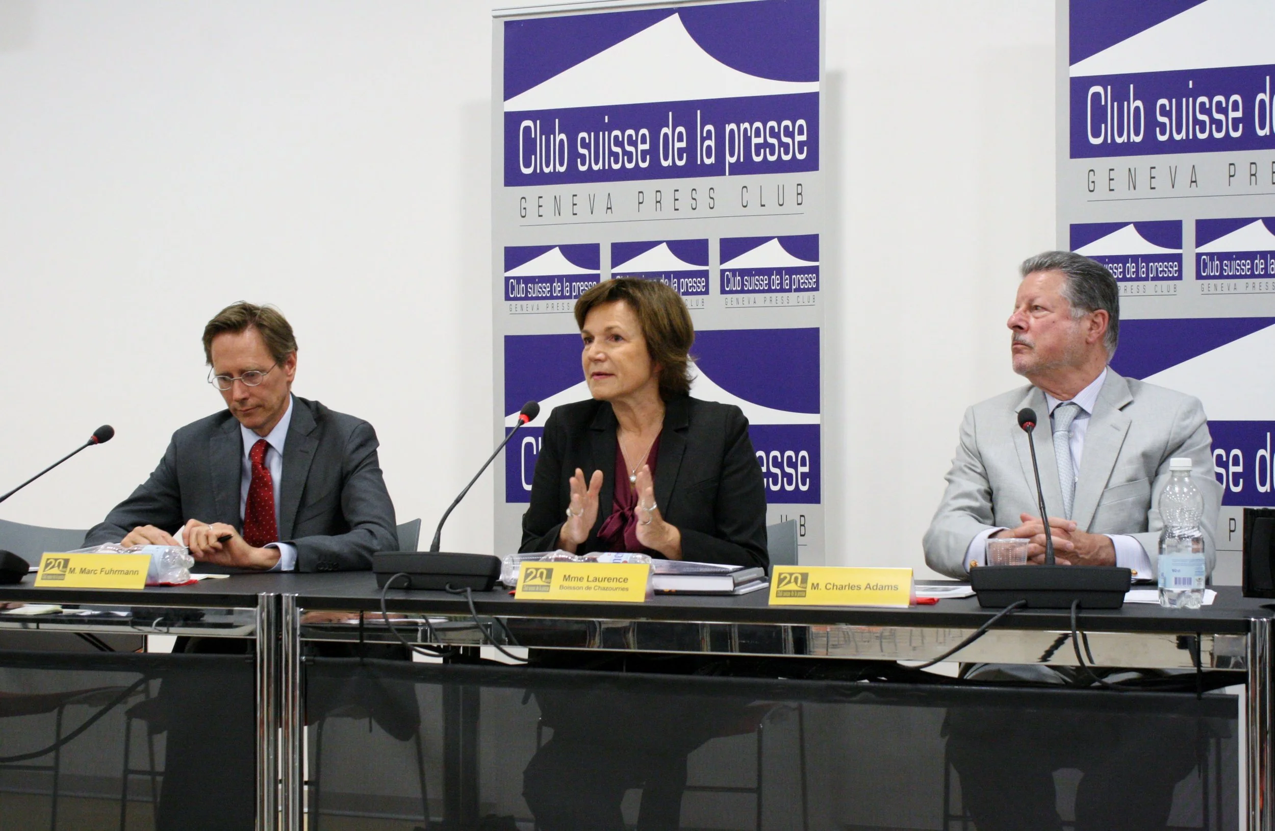De gauche à droite, M. Marc Fuhrmann, président de la branche genevoise de l’Union démocratique du centre (UDC), Mme Laurence Boisson de Chazournes, professeur de droit international à l’Université de Genève et M. Charles Adams, avocat et ambassadeur des États-Unis en Finlande jusqu’en janvier dernier. © Tobias Clerc / Club suisse de la presse / Genève