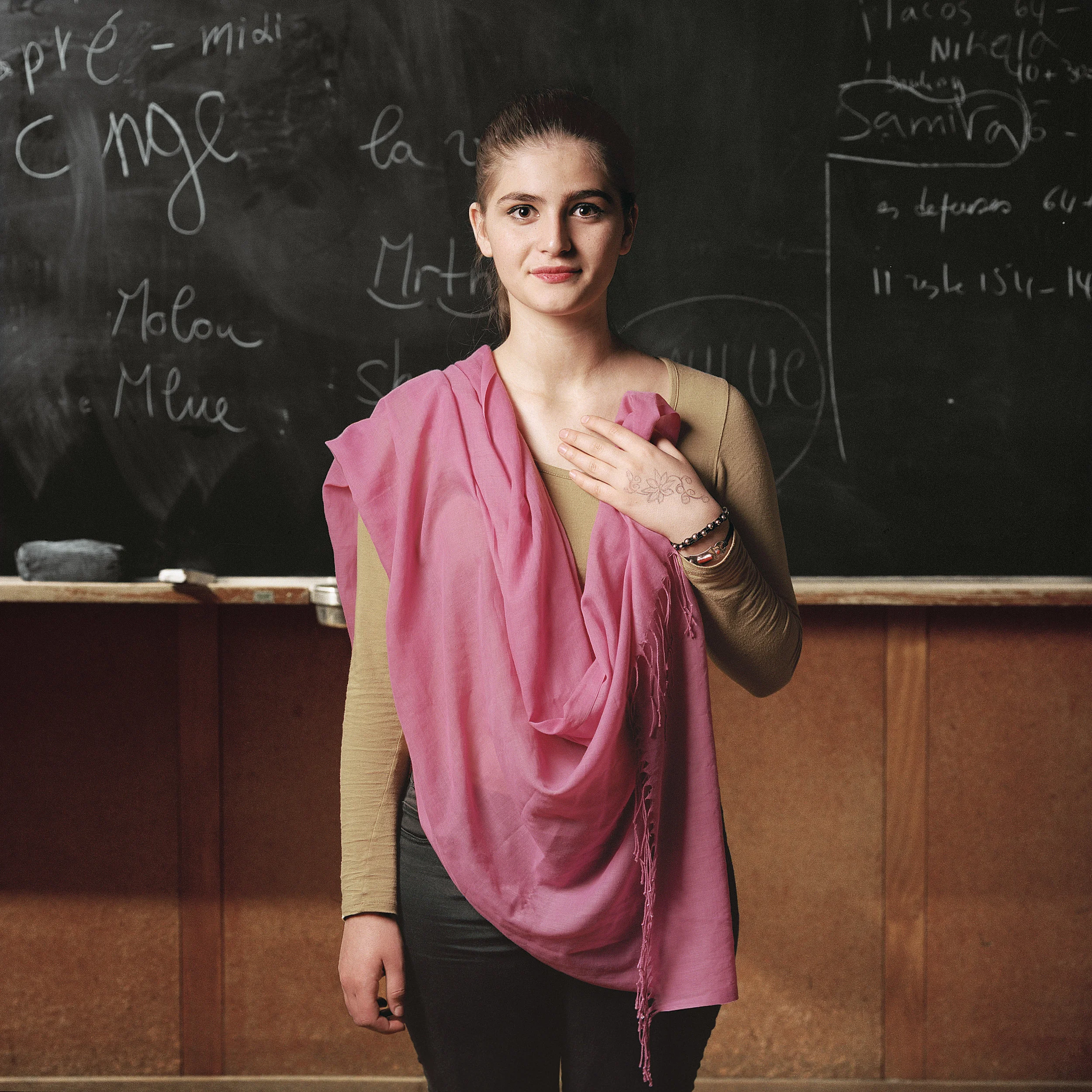Ajzen , Macédoine: « Ce foulard est très important pour moi parce que c’est le premier foulard que m’a donné ma grand-mère. Quand je le mets ça me rend heureuse parce que je me souviens de ma vie d’avant .» ©Vivian Olmi