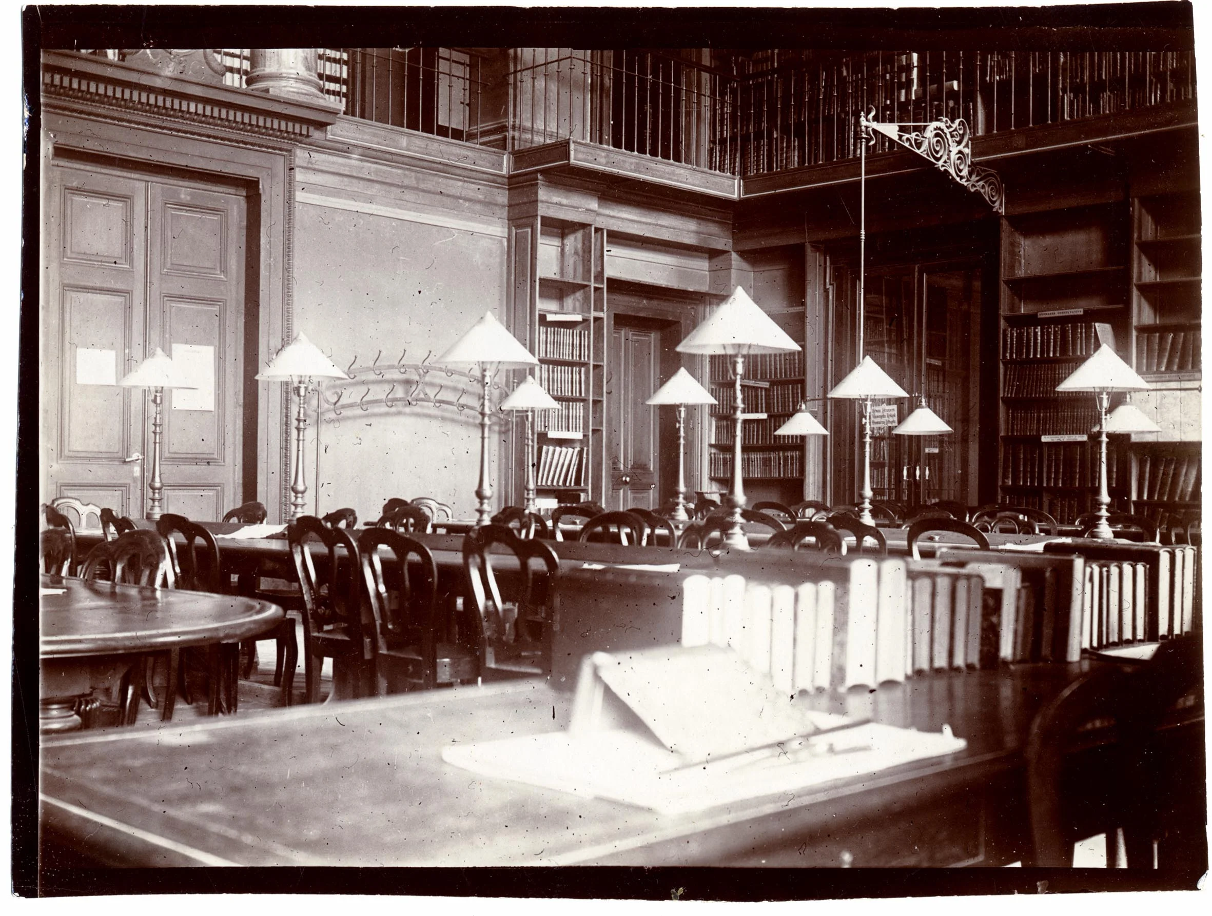 Bibliothèque publique et universitaire à Genève. La salle de lecture avant 1905, à l'emplacement de l’actuel accueil et service de référence. © Bibliothèque de Genève