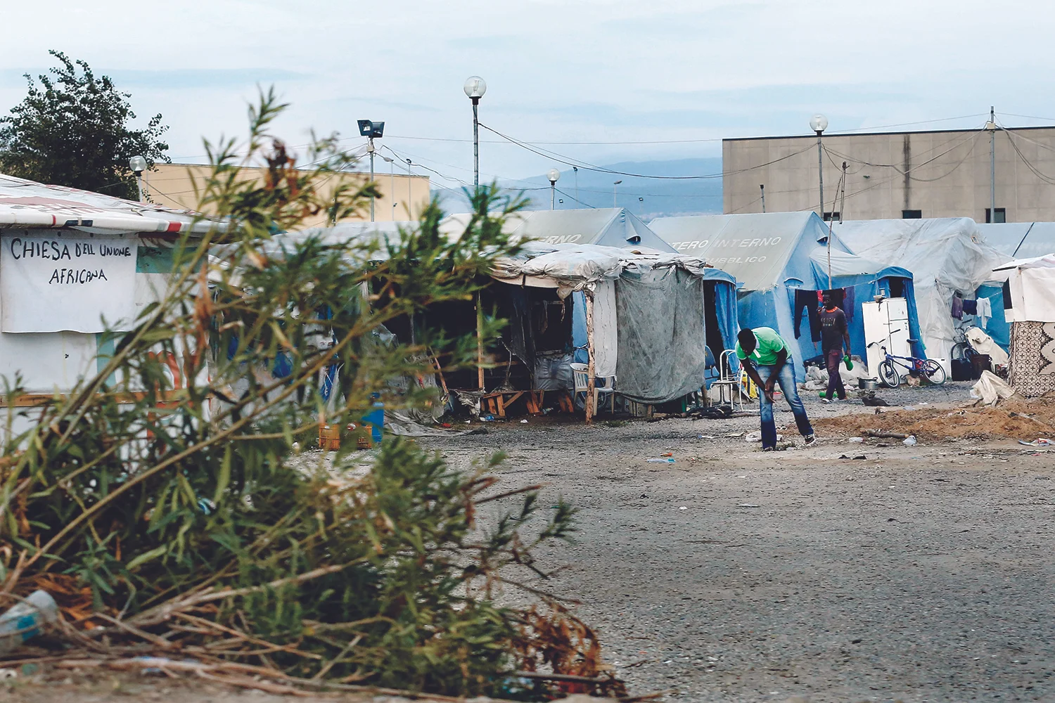 Camp «illégal» de San Ferdinando. Sans eau ni électricité, jusqu’à 1500 migrants s'entassent ici en pleine saison de récolte d'agrumes. © Magali Girardin / Septembre 2017