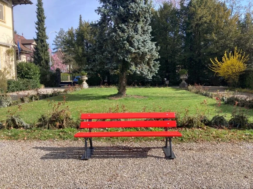 Una «panchina rossa» contro i femminicidi all'Ambasciata d’Italia a Berna