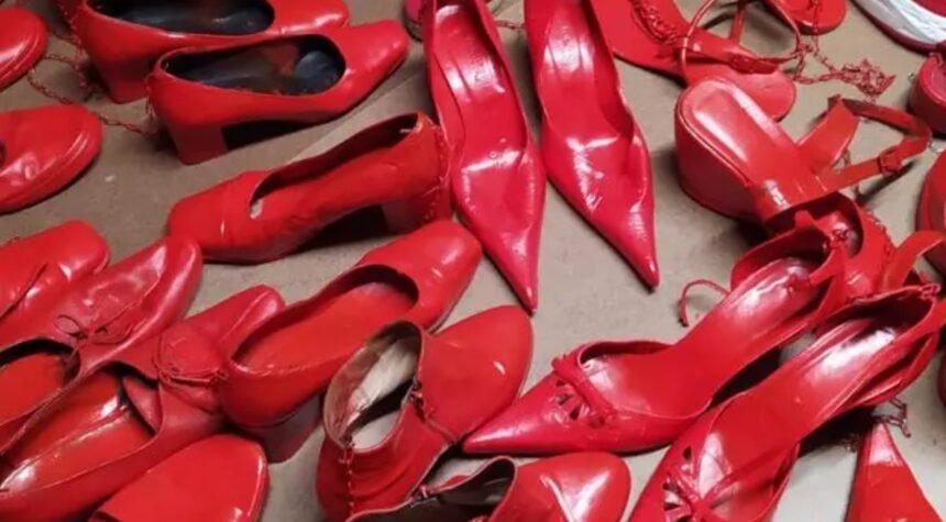 Scarpette rosse per concludere il 2023 e abbracciare il 2024. Con una consapevolezza