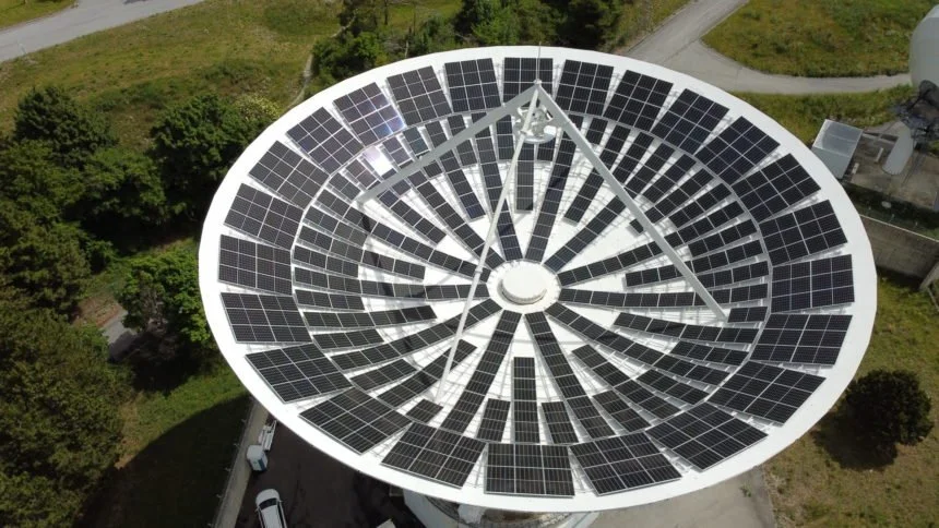 A Leuk, sulle Alpi svizzere, una parabola satellitare si trasforma in una centrale verde