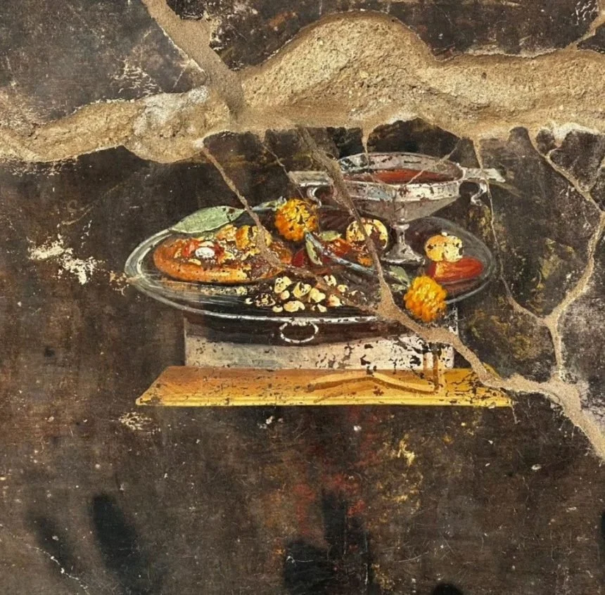 Nuova scoperta a Pompei, in un affresco con natura morta c’è un’antenata della pizza