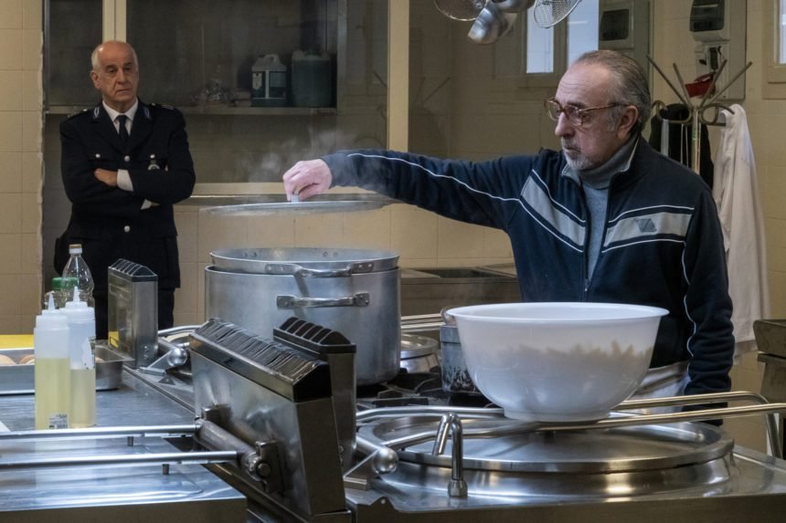 Ariaferma -una ventata di umanità con Toni Servillo e Silvio Orlando- arriva nelle sale svizzere