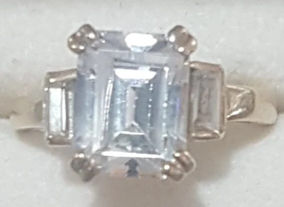 9ct 3 Stone C,Z ( K half ) £90.jpg