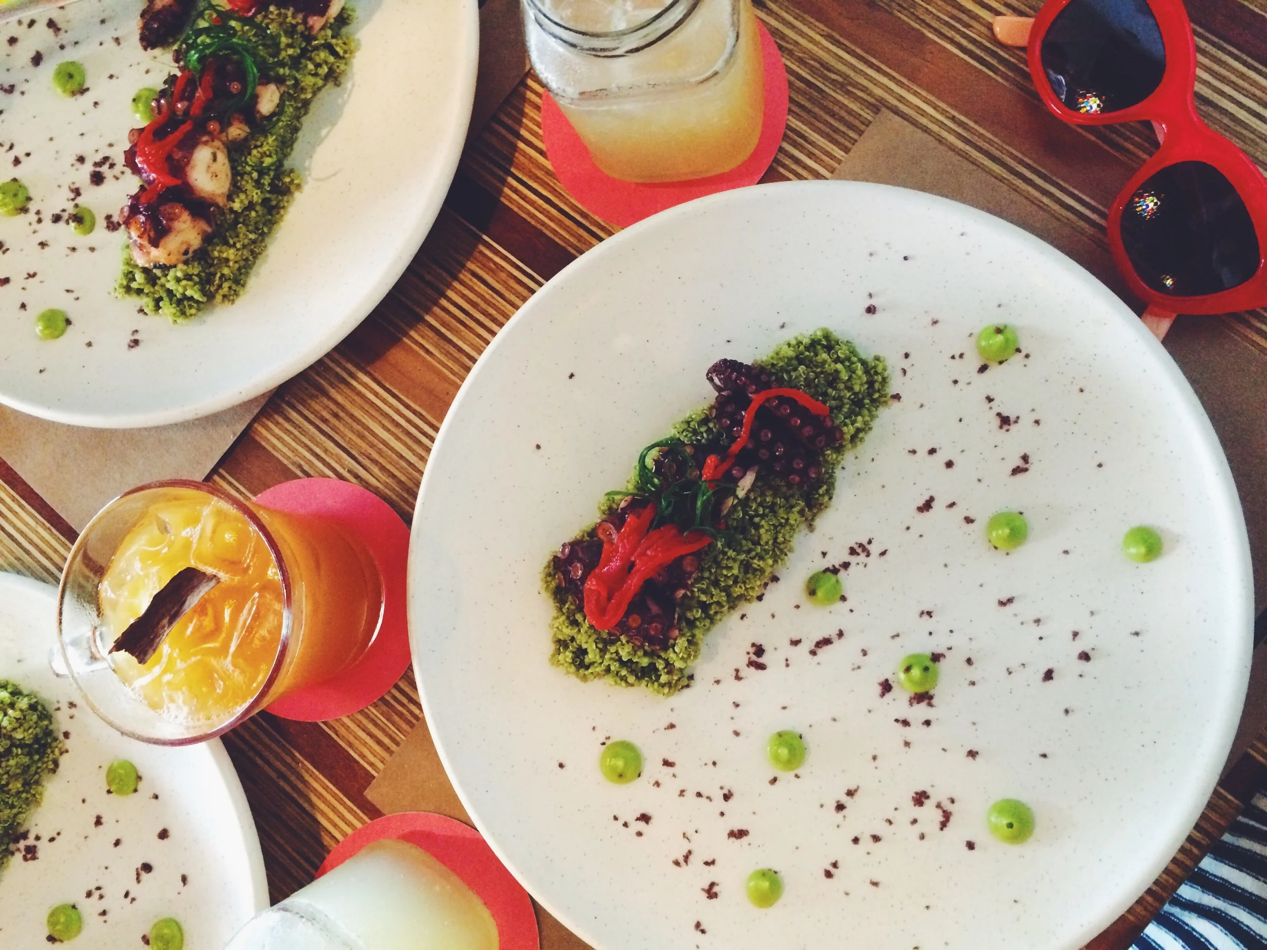 pulpo sellado, Quinua al pesto, crema de palta y sal de aceitunas
