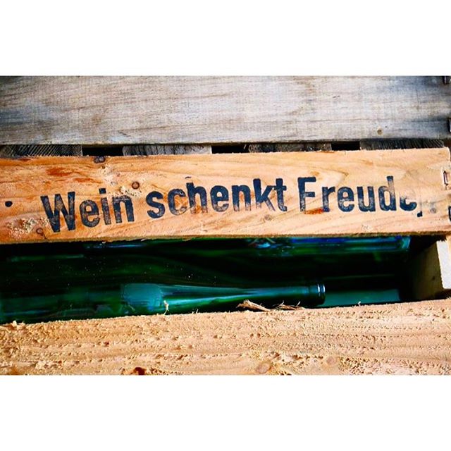 Das Wort zum Wochenende... 😎🍷🌺 #happyweekend#wochenende#weinliebhaber#wein#weinkiste#weinschenktfreude#pfalz#s&uuml;w#weinhauswagner#lifestyle#behindthescenes#shootingday#designagency#designerontour#followme#enjoylife#genussmensch#qualitytime#cano