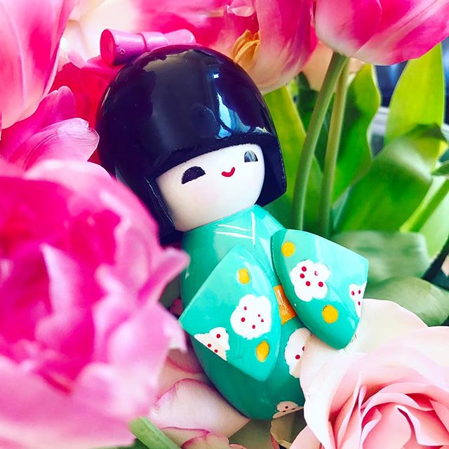 Ein Mitbringsel aus #hongkong 😍 Ich bin ja so in Love! 🌸😁 Vielen Dank @tialdo 😘 #geisha#holzfigur#mitbringsel#andenken#geschenk#farbenfroh#volltoll#designagency#pixsouldesign#lovemycousin#flowers#pink#colorful#impressions#happydesigner#s&uuml;w#s