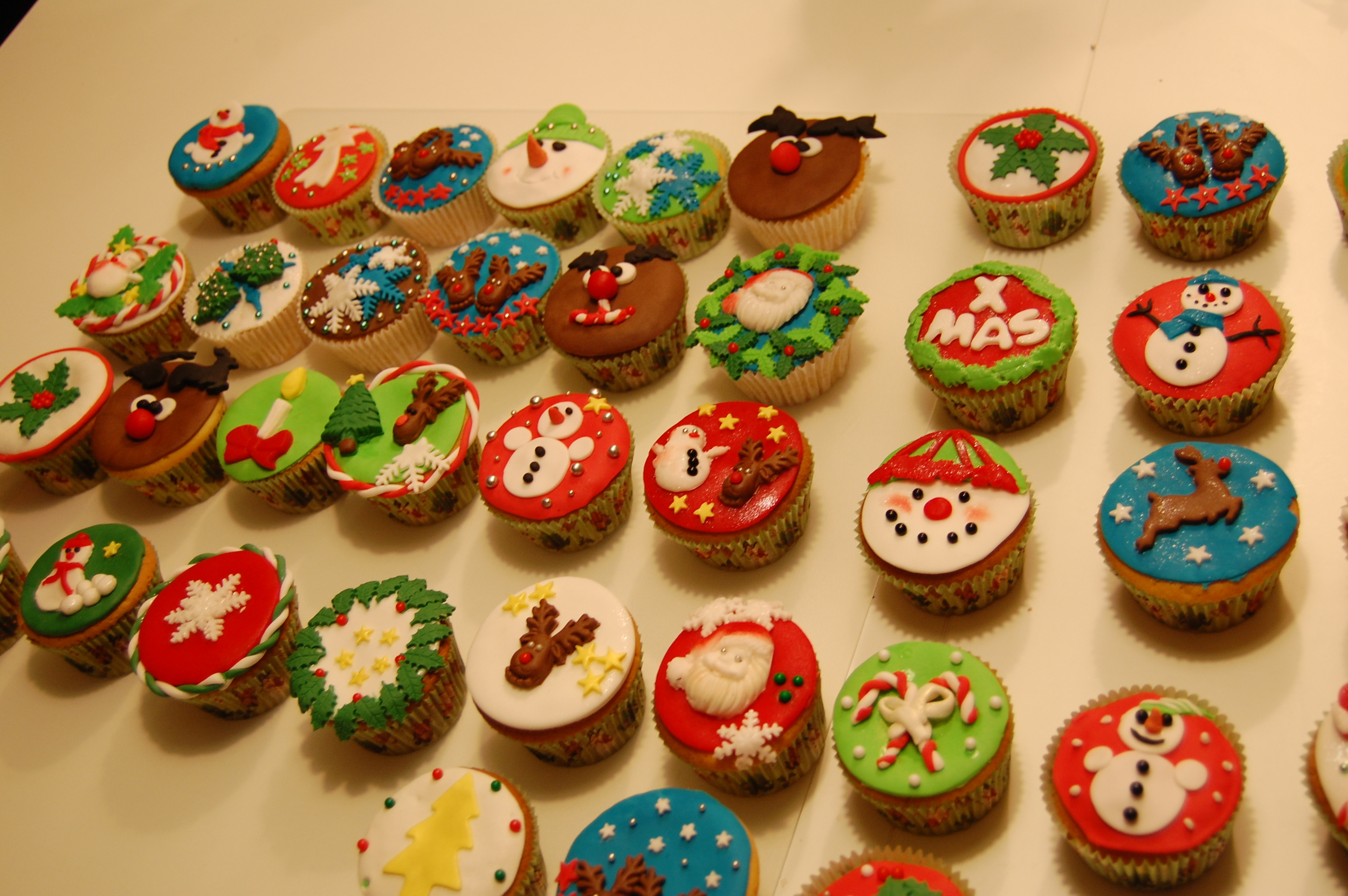 solidariteit Ambassadeur Mart Cupcakes versieren — het Taarthuys