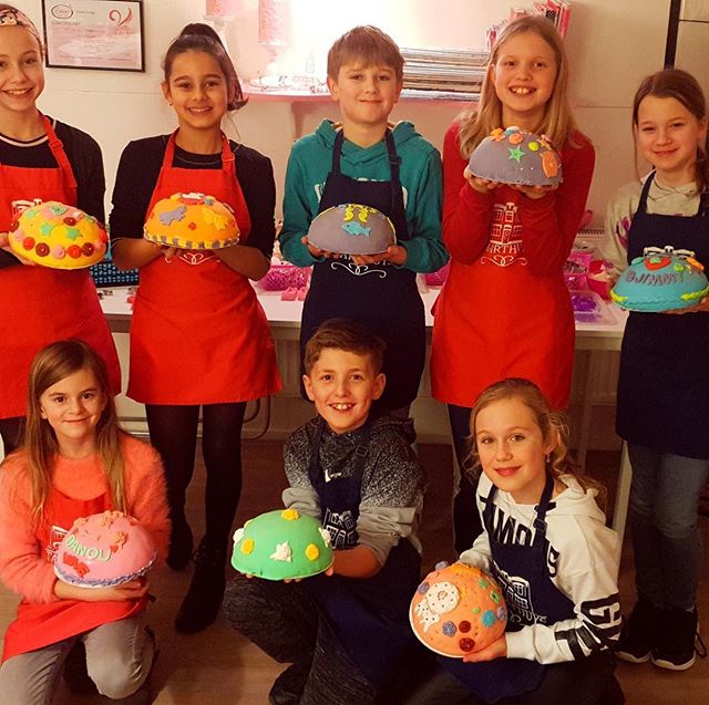 Wat een leuke, enthousiaste groep was er vrijdagmiddag voor een kinderfeestje. En wat een prachtige boltaartjes  werden er weer &lsquo;in elkaar geknutseld&rsquo;!