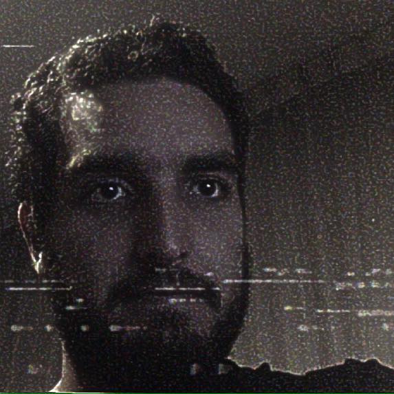 Sebastián Pulido Zethelius - Productor Él ha visto todo lo que hay que ver de Internet. Es el hombre de las referencias y las ideas de vanguardia. Es súper aficionado a los podcast y es un as de productor. 