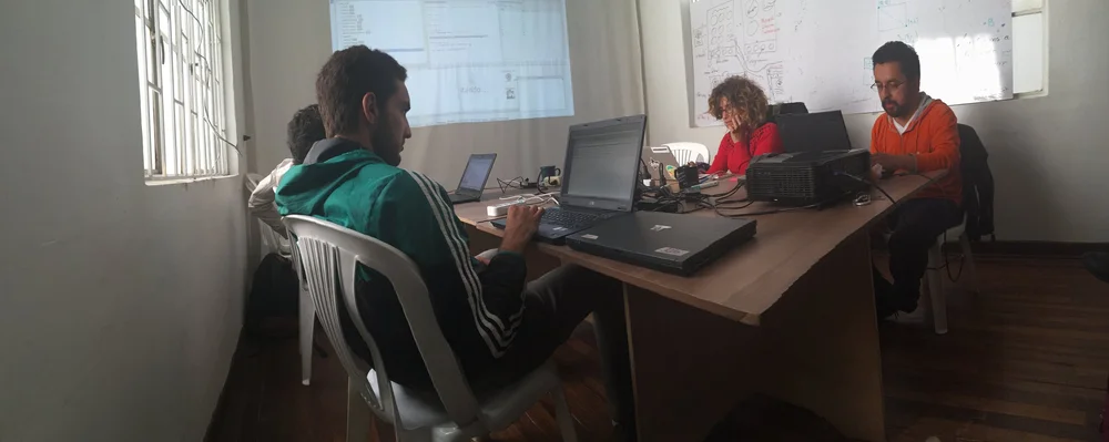Una sesión de trabajo del Dataweek (Offray es el del buso naranja).&nbsp;