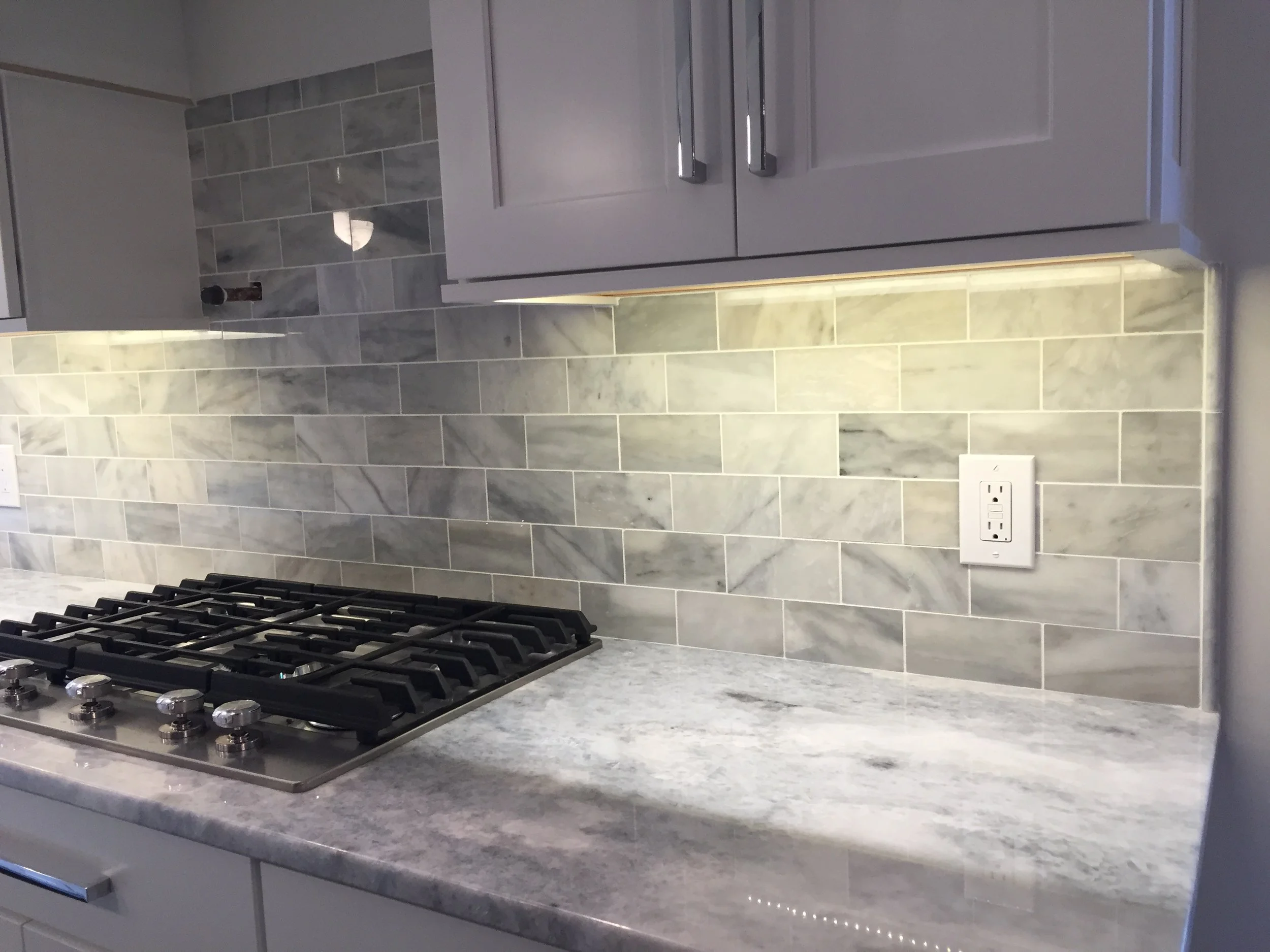 Polished Cristalizado Quartzite 3cm Countertops with Polished White Carrara Backsplash