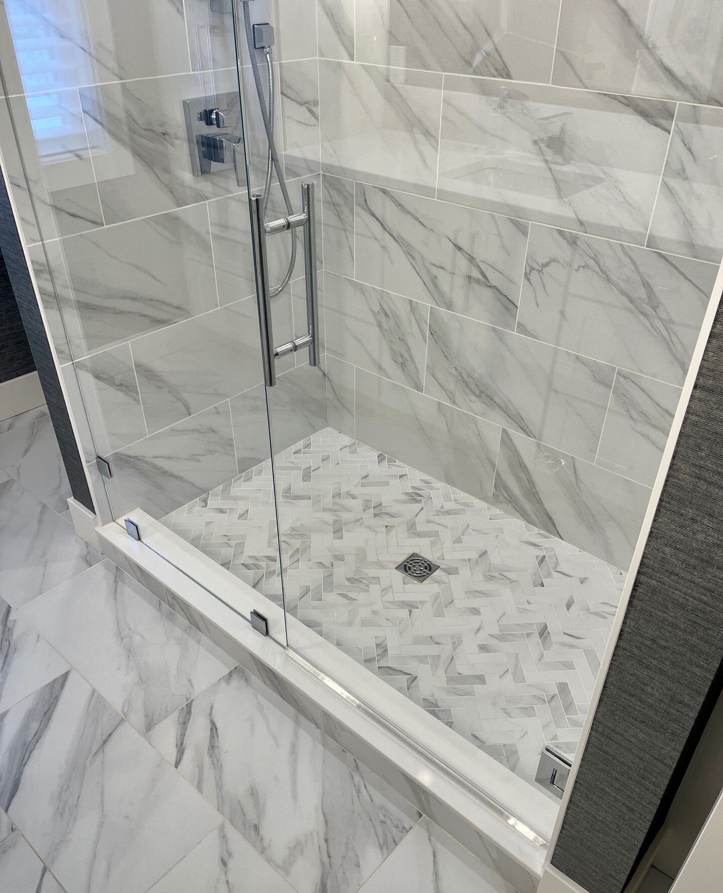 Appreciating the sophistication of porcelain tile with a resemblance to genuine marble 🤍⁠
.⁠
.⁠
.⁠
.⁠
#bathroom #primarybathroom #bathroomrenovation #bathroomreno #mydesign #luxuryhome #interiordesign #home #instadesign #homeinspo #design #interiors
