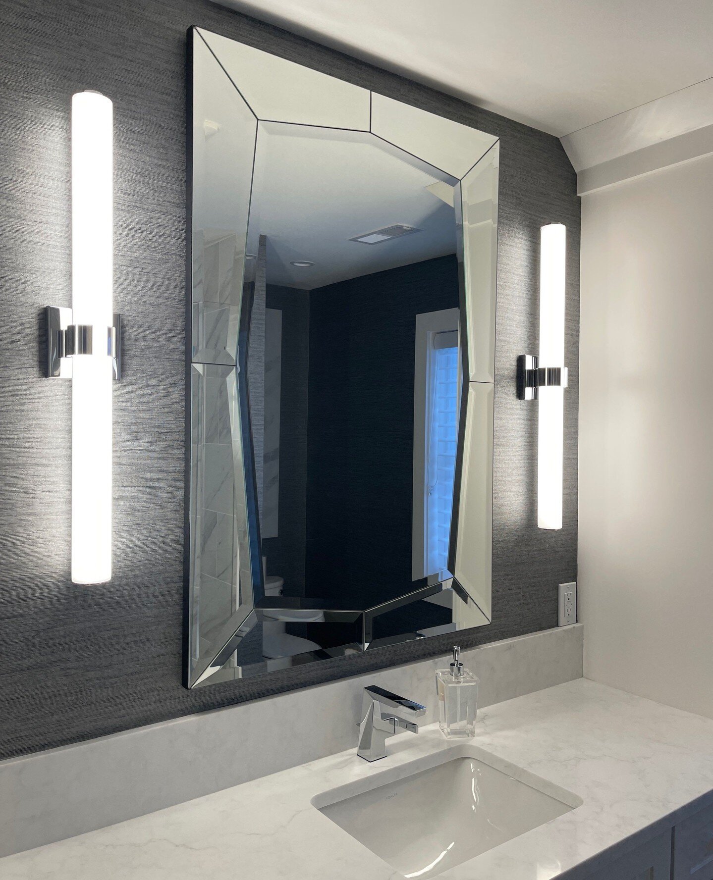 Infuse your daily routine with a touch of sophistication 🩶⁠
.⁠
.⁠
.⁠
.⁠
#mydesign #StylishLiving #MirrorMagic #GlamBathroom #LuxuryLiving #BathroomDesign #ChicSpaces #GlamDecor #InteriorInspo #BathroomGoals #StylishHome #PrimaryBathroom #interiorsty