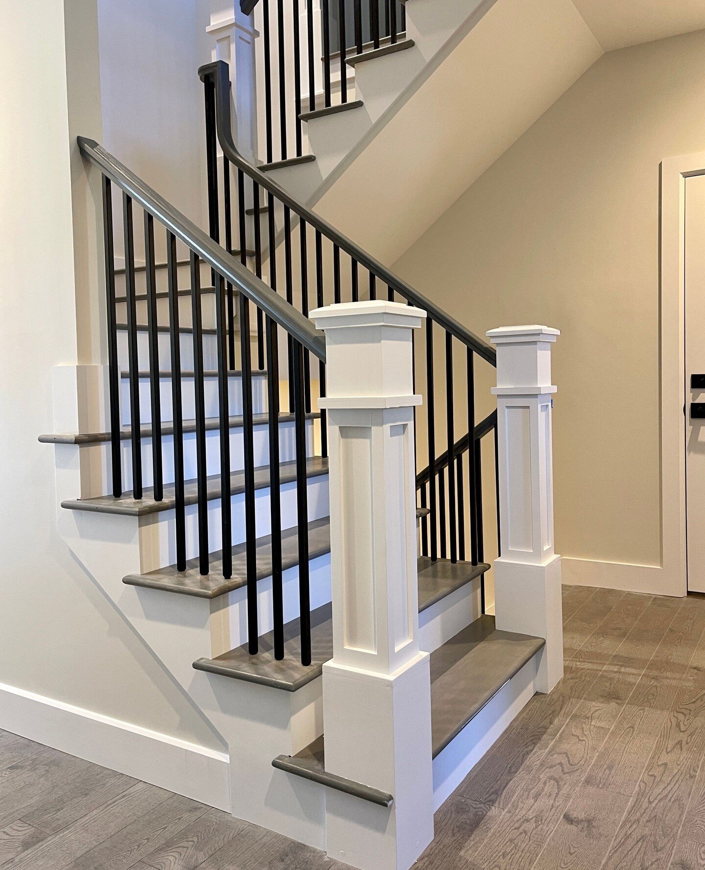 Effortless elegance in our latest staircase design ⁠
.⁠
.⁠
.⁠
#mydesign #StaircaseDesign #CasualChic #ModernFarmhouse #ClassicCharm #TimelessElegance #InteriorInspiration #AmherstNH #BedfordNH #PelhamNH #LexingtonMA #allisonducharmeinteriordesign ⁠