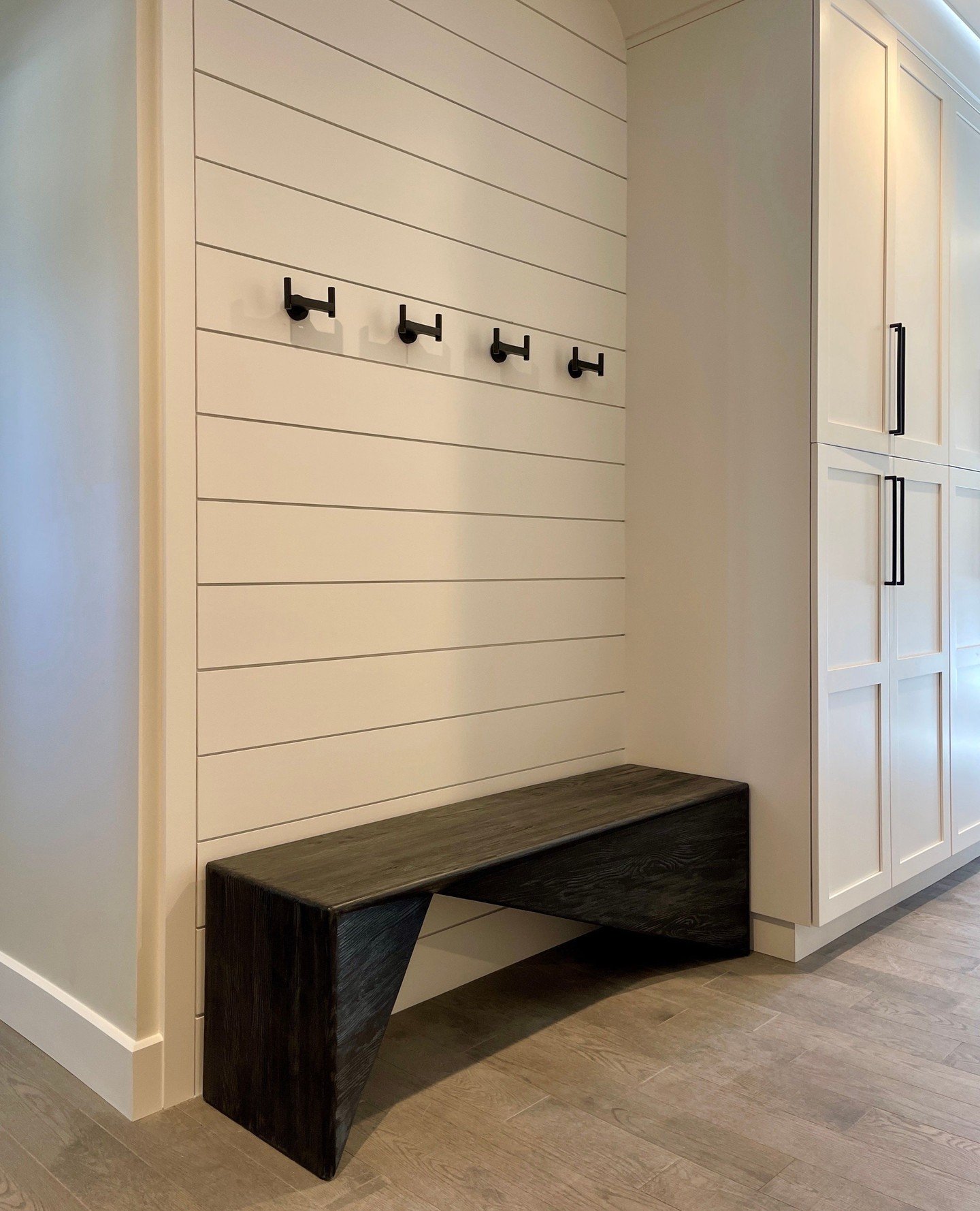 Redefining the 'modern' in modern farmhouse, with our sleek and chic mudroom design⁠
.⁠
.⁠
.⁠
.⁠
#mydesign #ModernFarmhouseMudroom #MudroomDesign #MudroomInspiration #MudroomDecor #OrganizedEntry #FunctionalDesign #EntrywayGoals #HomeOrganization #In