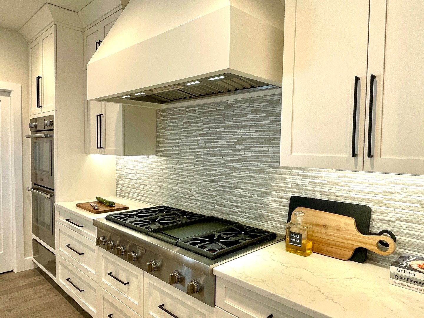 The beauty of natural stone meets modern farmhouse charm 🩶⁠
.⁠
.⁠
.⁠
#mydesign  #NaturalStoneLove #FarmhouseDetails #ModernFarmhouse⁠
#FarmhouseStyle #FarmhouseKitchen #KitchenInspo #KitchenGoals #HomeDesign #KitchenDetails #NaturalMaterials #Amhers