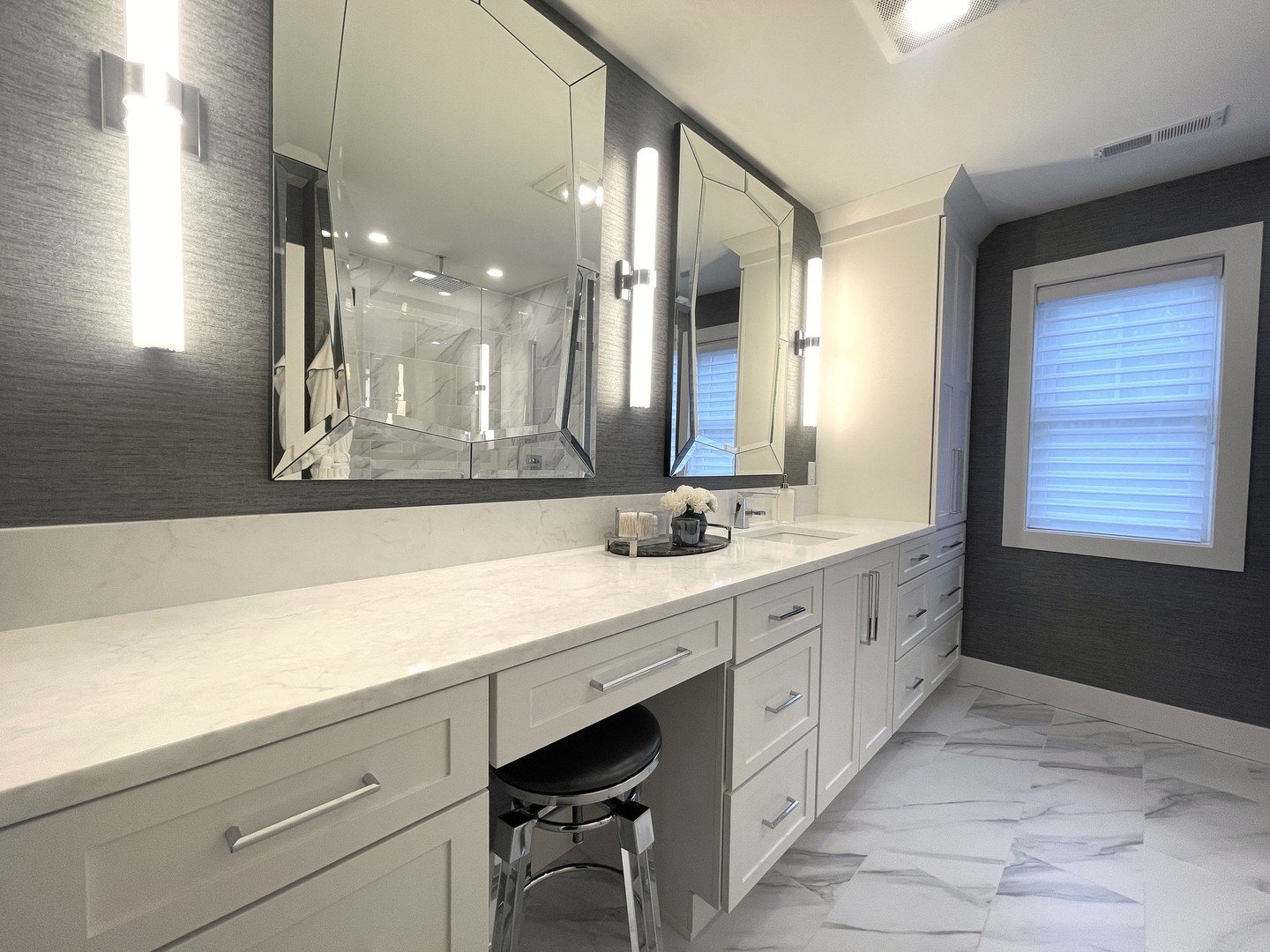 This oversized vanity brings both beauty and function, offering endless storage, expansive counter space, and major style moments 🤍⁠
.⁠
.⁠
.⁠
#mydesign #BathroomGoals #DreamVanity #InteriorDesign #LuxuryBath #VanityInspo #DesignDetails #SpaBathroom 