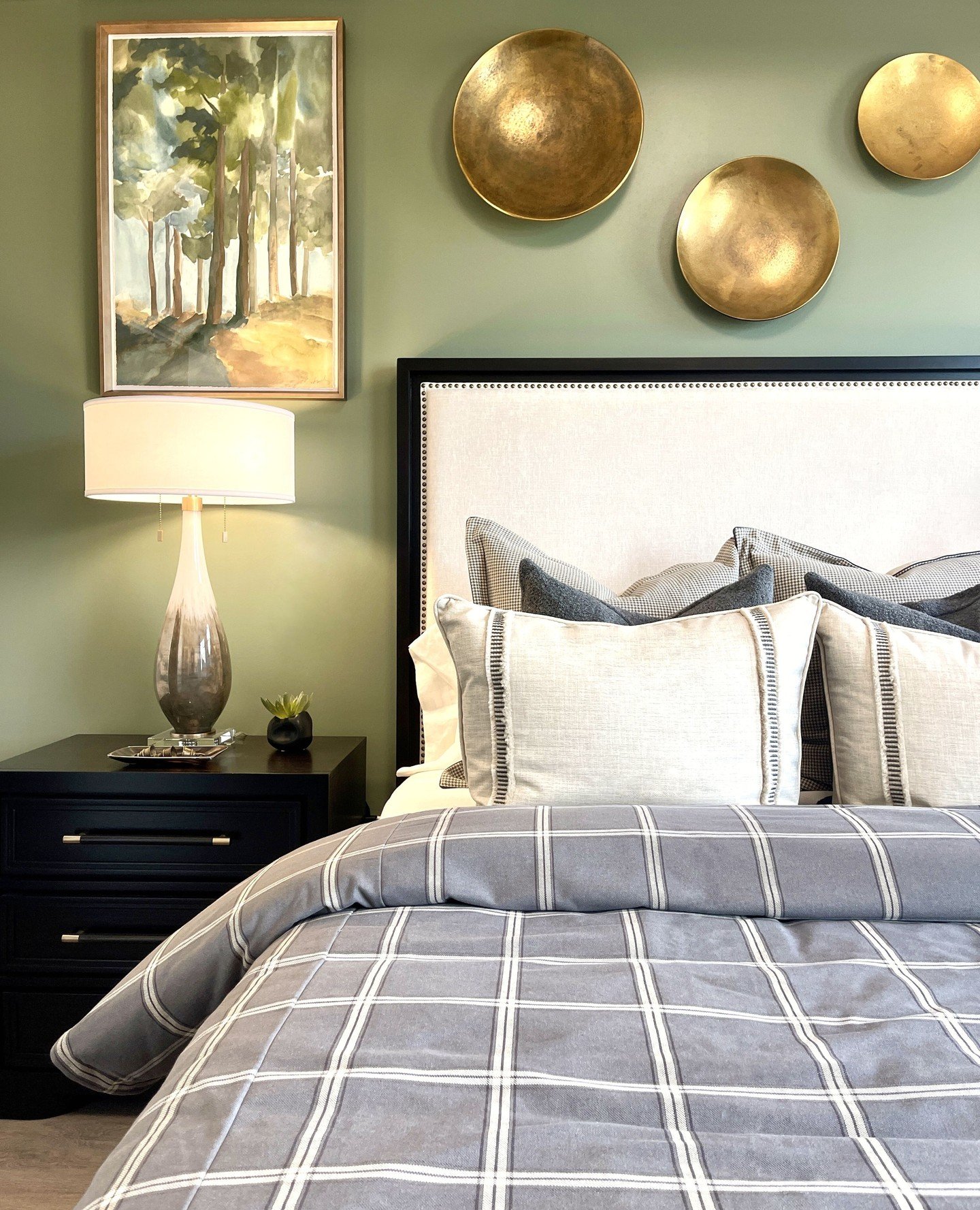 This bedroom blends earthy green tones with bold, masculine furniture to create a rich, sophisticated look⁠ 🌿⁠
.⁠
.⁠
.⁠
#mydesign #EarthyInteriors #DarkAndMoody #GreenBedroom #MasculineDesign #InteriorDesign #ModernRustic #RichTones #OrganicModern #