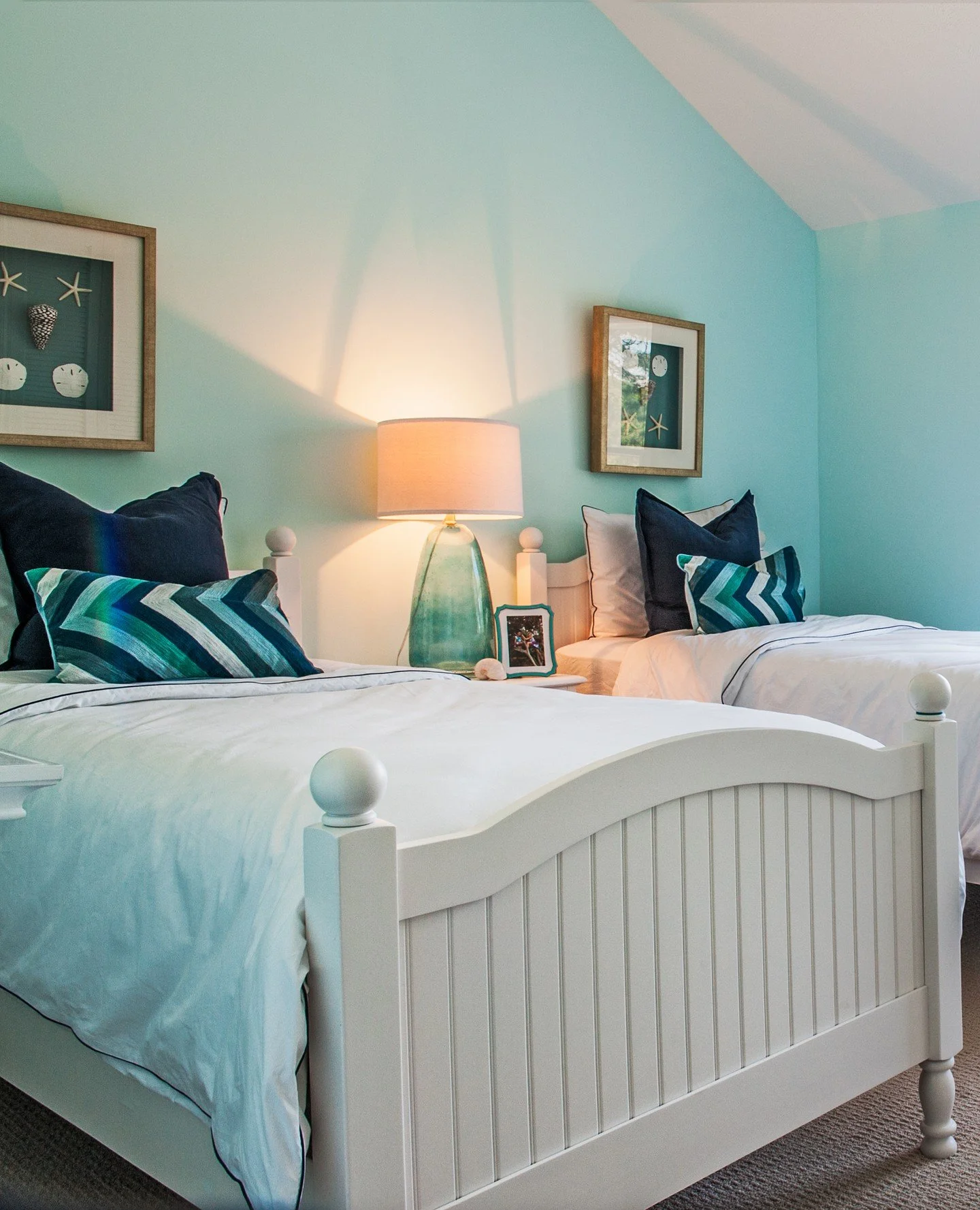 A simple refresh for a Cape Cod girl&rsquo;s room. Fresh paint, bedding, and a few new decor pieces made all the difference. Light, airy, and just the right mix of coastal charm and personality 🩵⁠
.⁠
.⁠
.⁠
.⁠
#mydesign #GirlsRoomDesign #CapeCodStyle